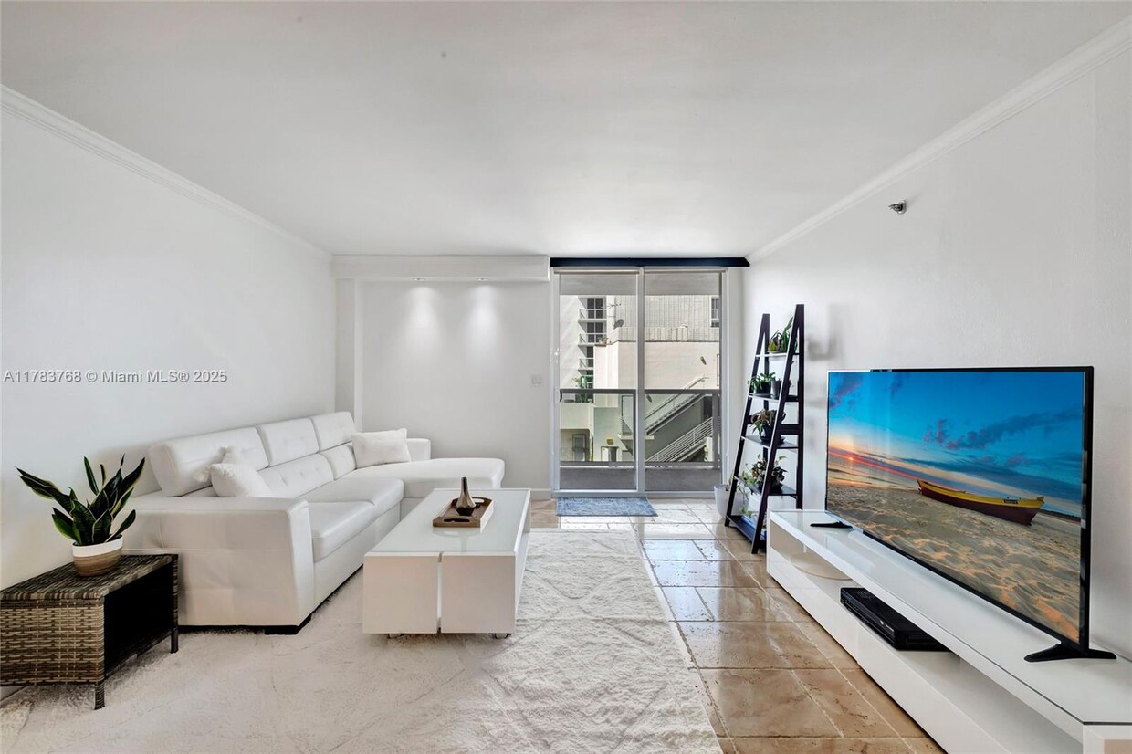 Primary Photo - 2401 Collins Ave