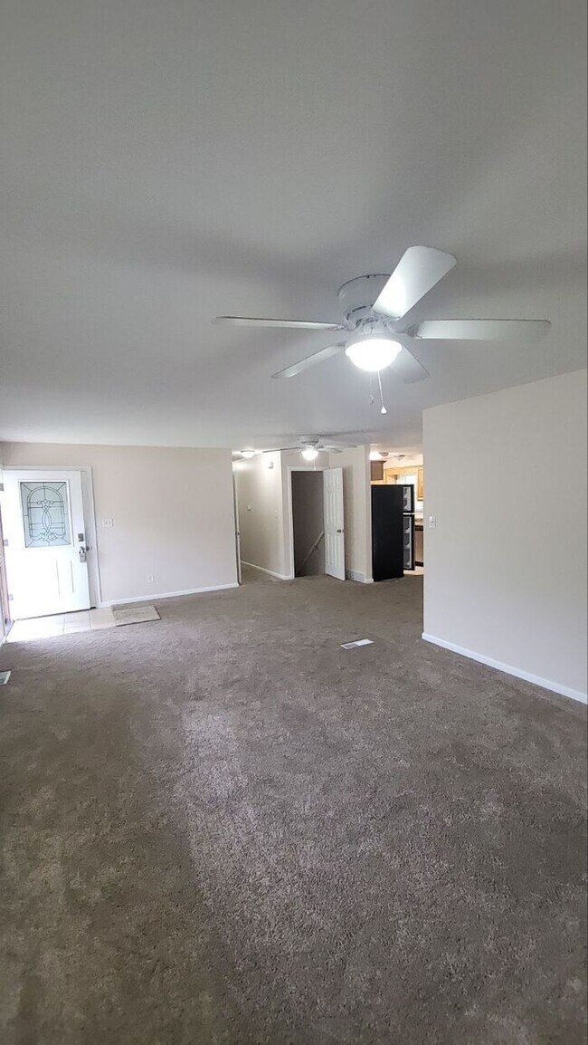 Building Photo - Hidden Gem! 3 Bed Ranch with finished base...