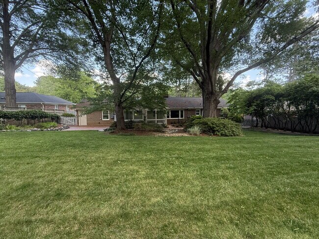 Building Photo - Immaculate One-Story Home with All-Season ...
