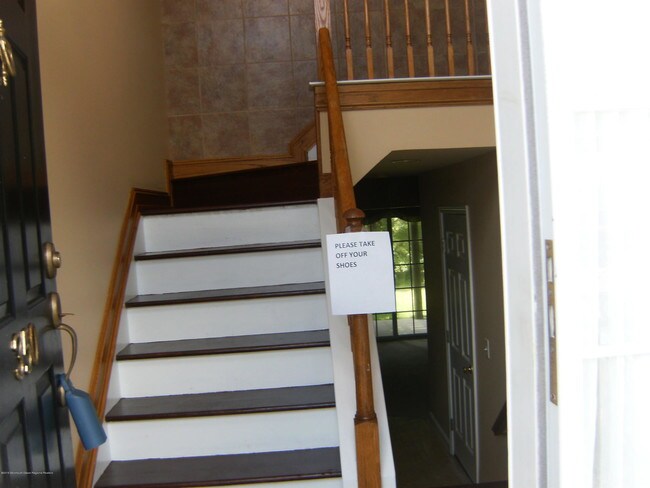 Foto del edificio - 350 Bernard Dr