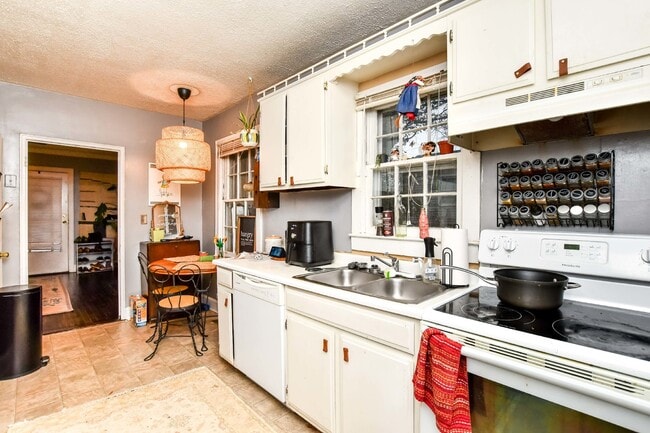 Building Photo - Charming 2 Bed, 1 Bath Rental Home in Nort...