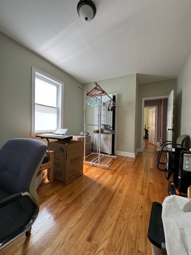 Foto del edificio - HOT BROOKLINE LISTING!!!!!