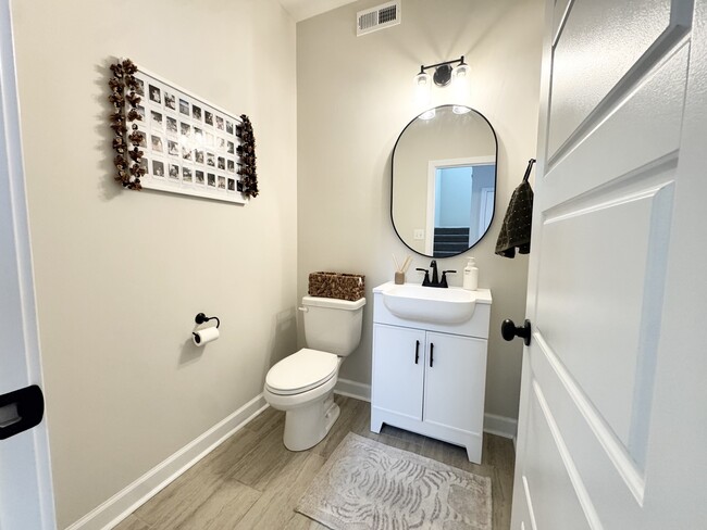 Building Photo - 958 Alton Dr