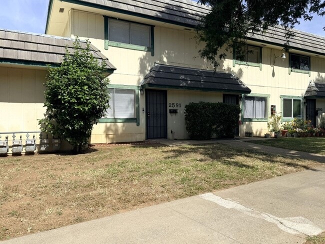 Building Photo - 2597-2597 Glen Ave