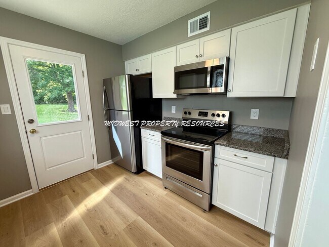 Foto del edificio - Large Updated 3 Bedroom/2 Bath Duplex in Lee's Summit