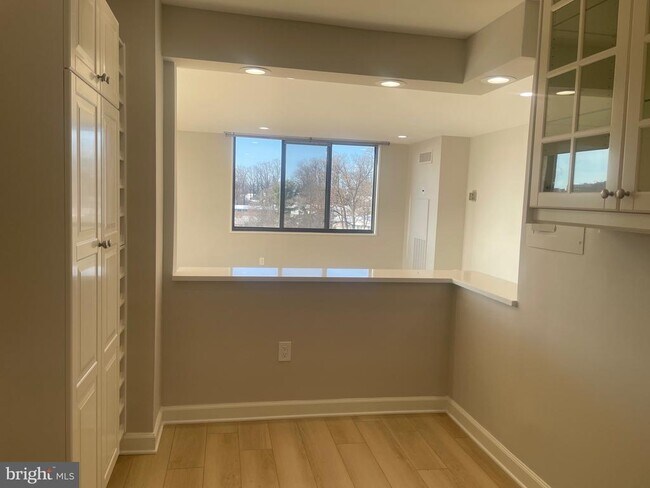 Foto del edificio - 5225 Pooks Hill Rd