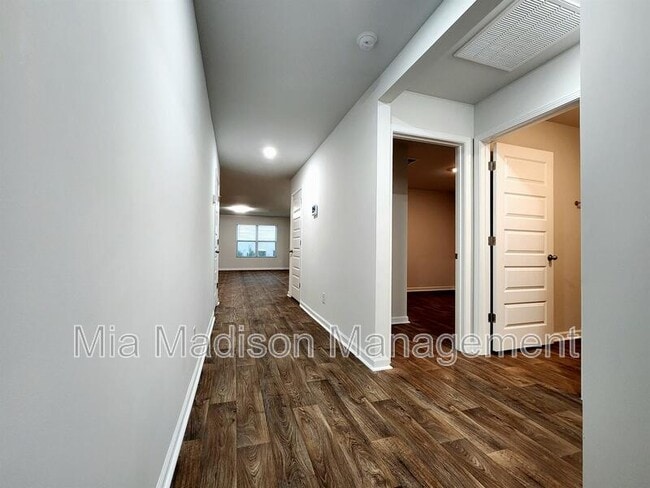 Building Photo - 122 Ellie Wy