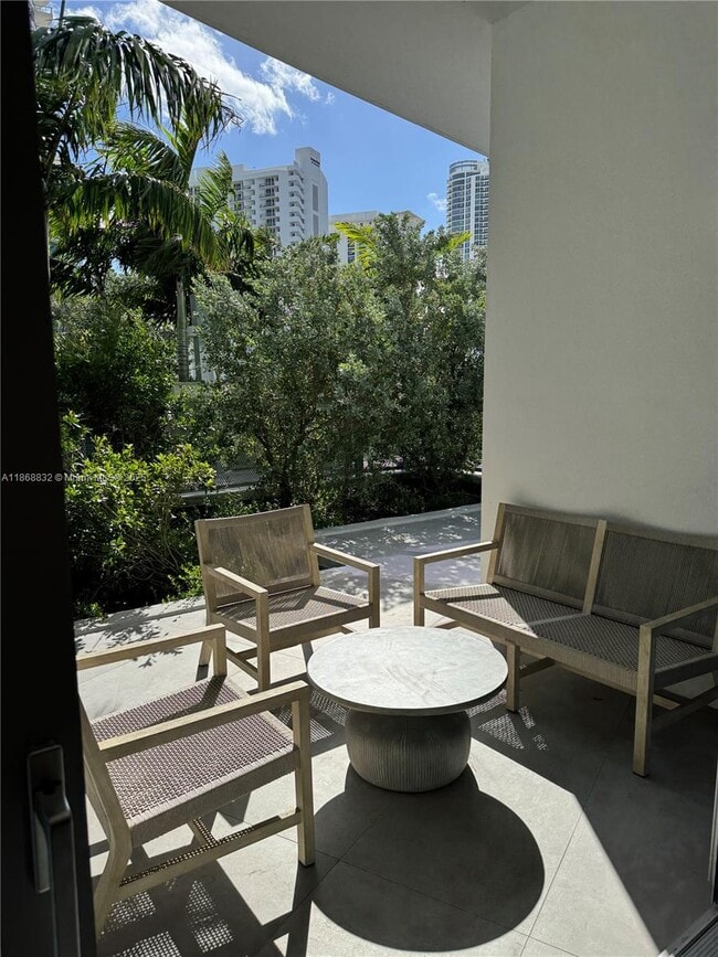 Foto del edificio - 17550 Collins Ave