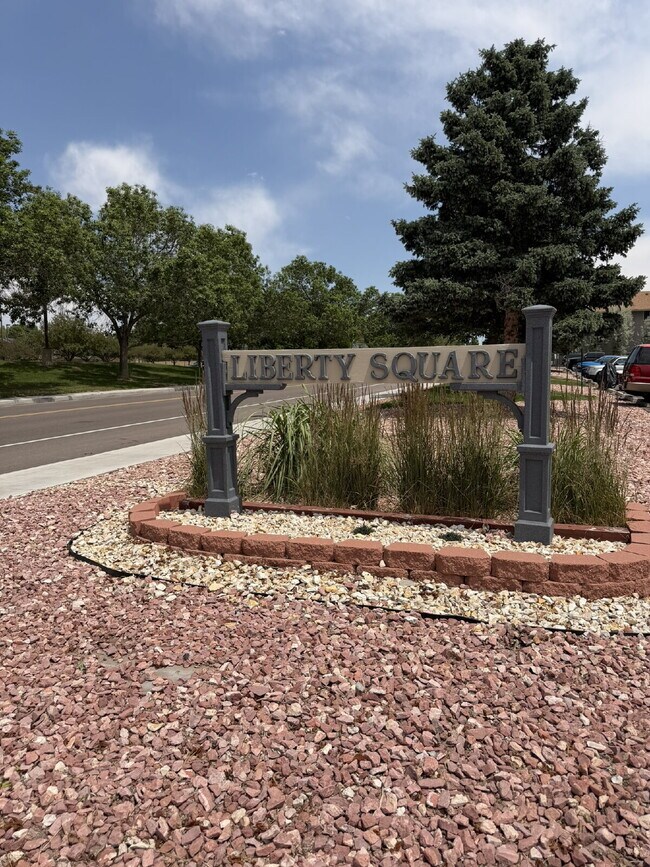 Foto del edificio - Updated & Clean 2BR Condo - Utilities Included - Laundry, Parking & Pool