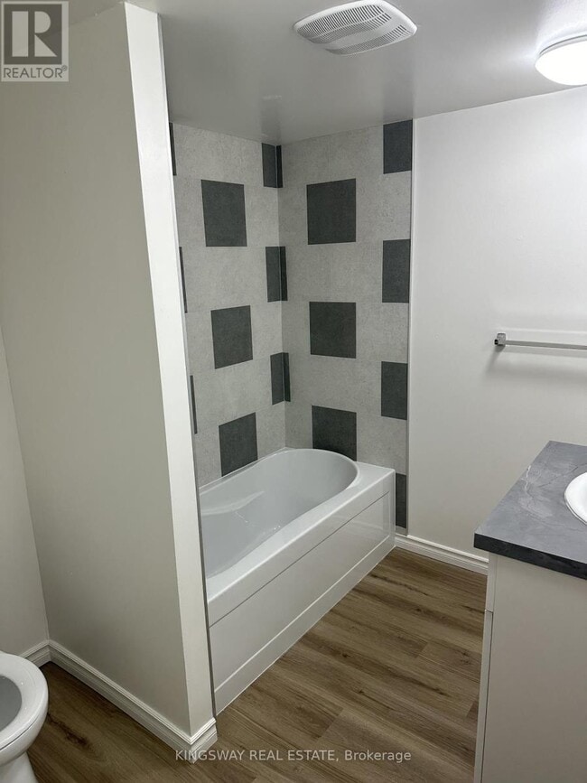 Building Photo - 185 Lisgar Ave