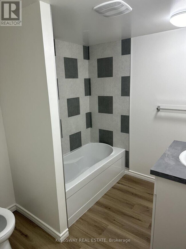 Photo du bâtiment - 185 Lisgar Ave