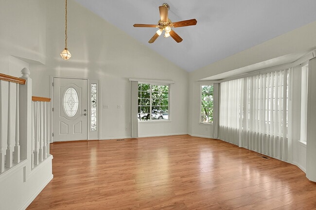 Building Photo - $3,095.00, 3-bed, 3.5-bath with bonus room...