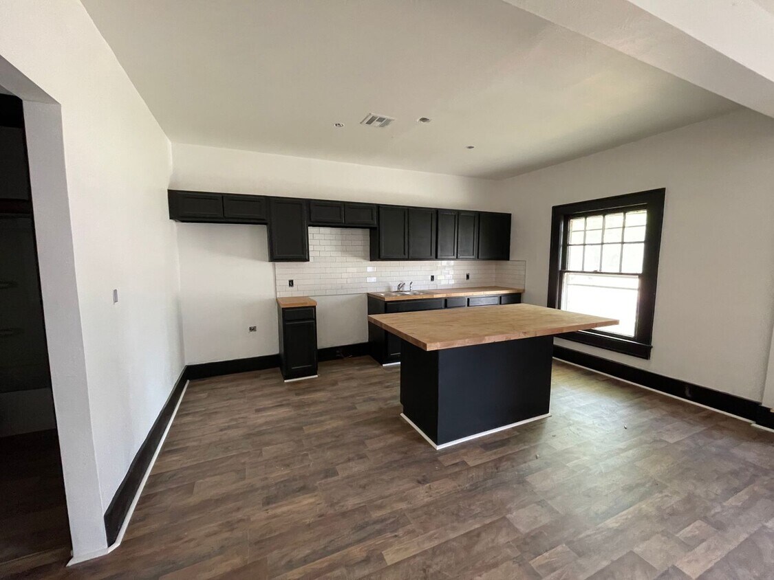 Primary Photo - 3 Bedroom Home with office for rent!