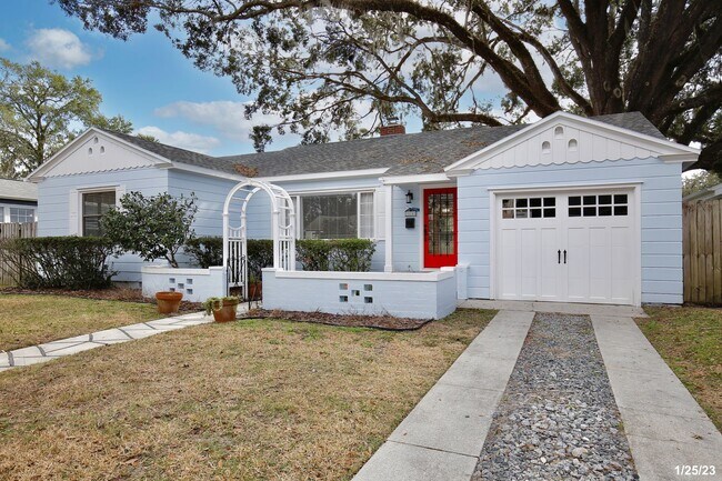 Building Photo - Charming 3/1 Home with a Large Fenced Back...