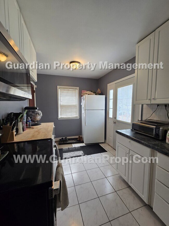 Foto del edificio - NE Minneapolis House, Fenced Yard, 2 Car Garage, gas fireplace