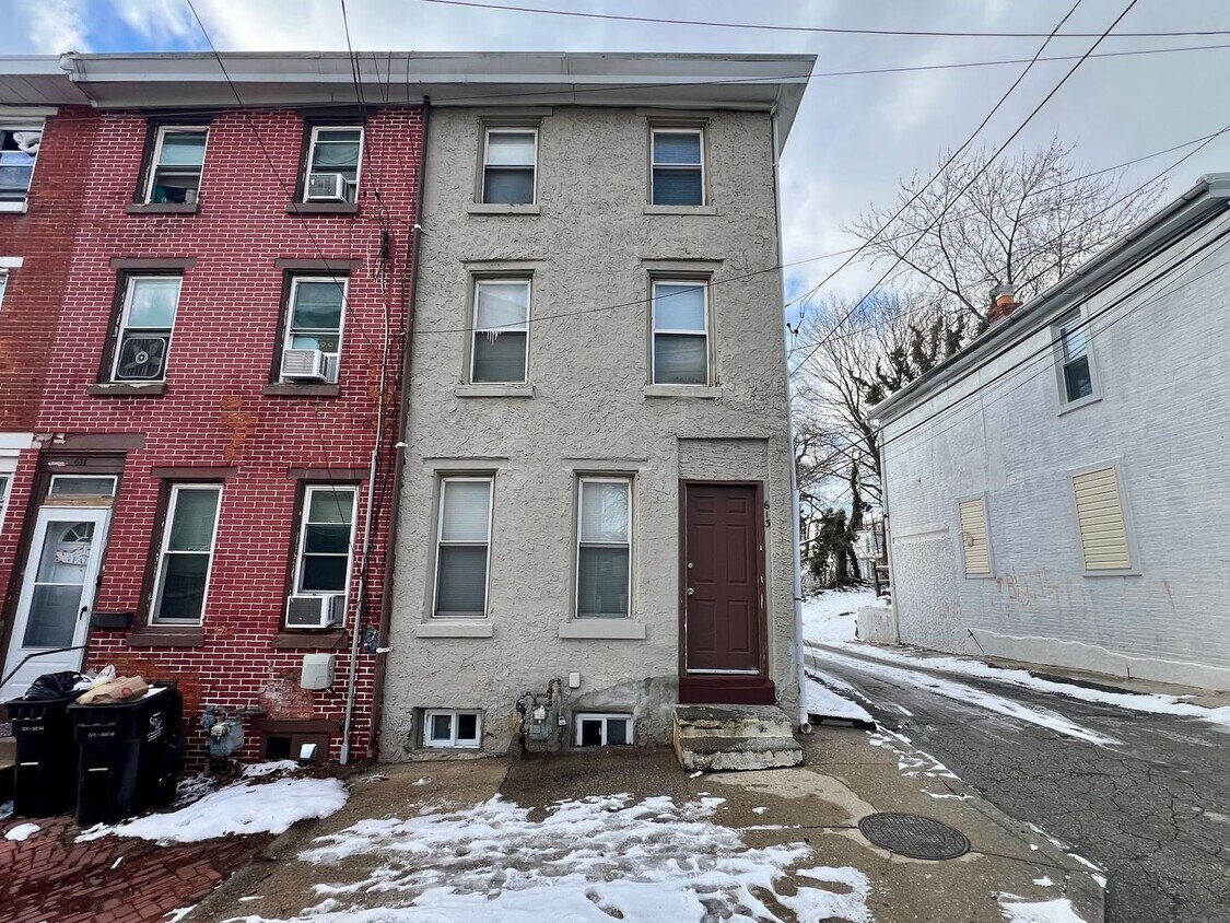 Gorgeous 4-Bedroom Townhome in the Heart of Norristown! Available NOW! - Gorgeous 4-Bedroom Townhome in the Heart of Norristown! Available NOW!