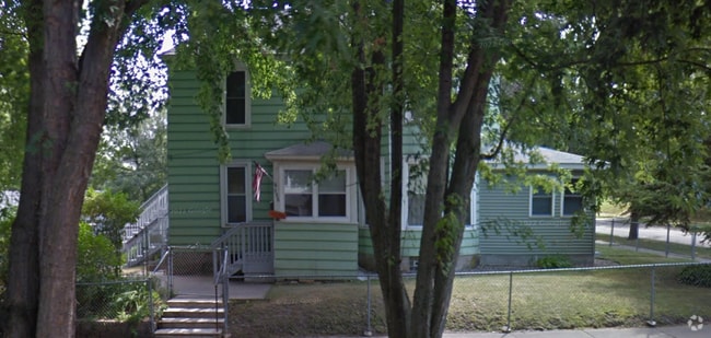 Building Photo - 556 Rose Ave E