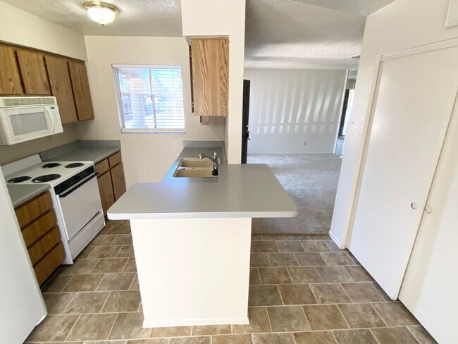 Building Photo - 2 Bedroom 2 Bathroom in Vista de Oeste