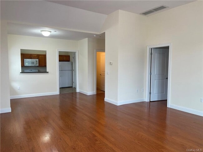 Building Photo - 400 Main St