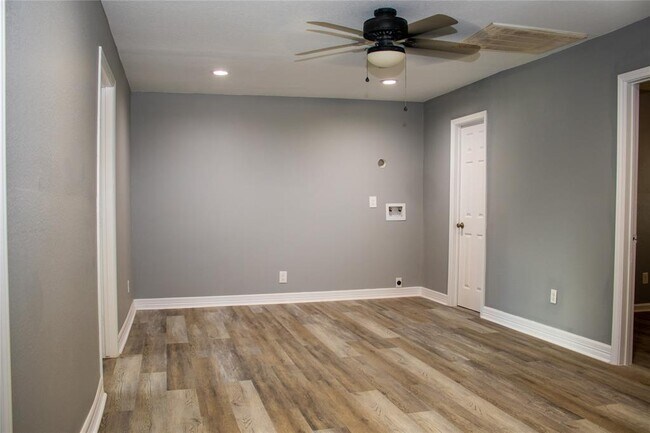 Building Photo - 5302 Anzio Rd