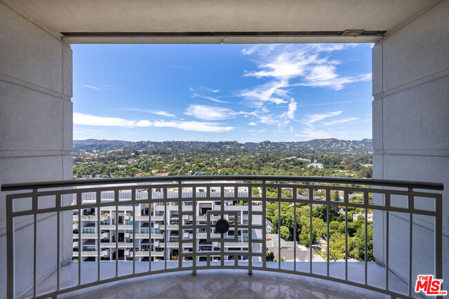 Building Photo - 10380 Wilshire Blvd