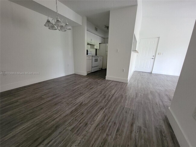 Foto del edificio - 4844 N State Rd 7