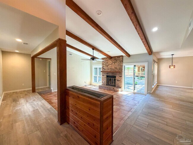 Foto del edificio - 7707 Beechwood Dr