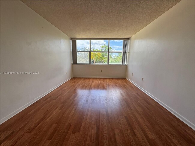 Building Photo - 1300 NE Miami Gardens Dr