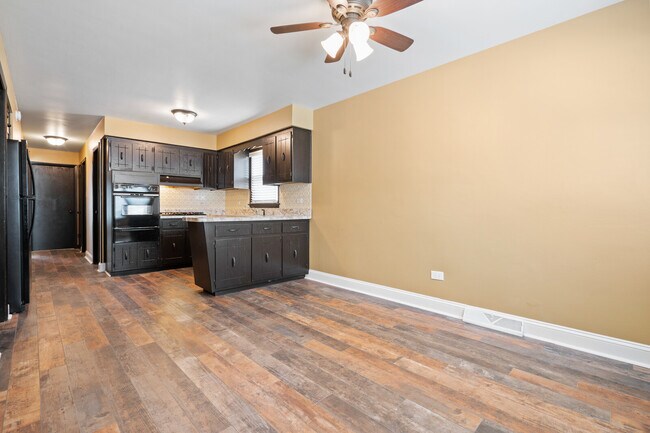 Foto del edificio - 8832 Cherry Ave