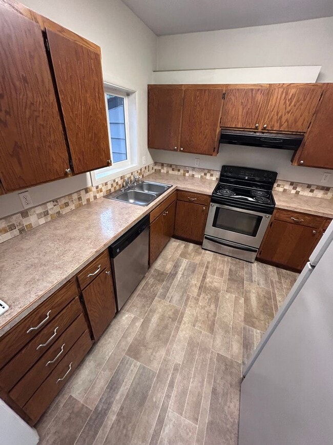 Building Photo - 2085