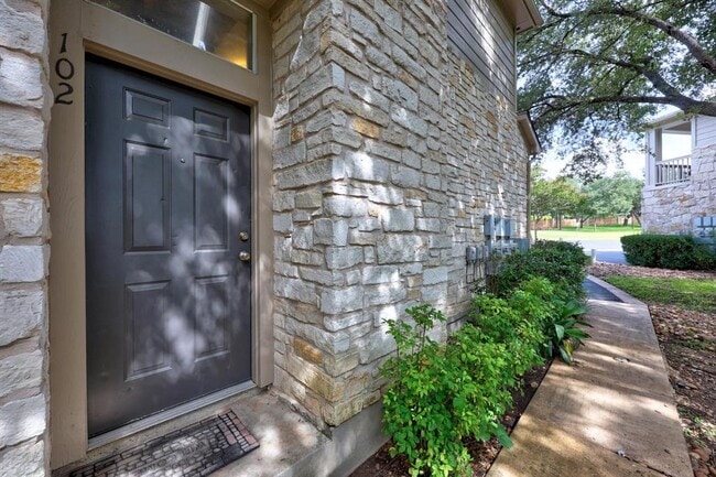 Foto del edificio - 7501 Shadowridge Run