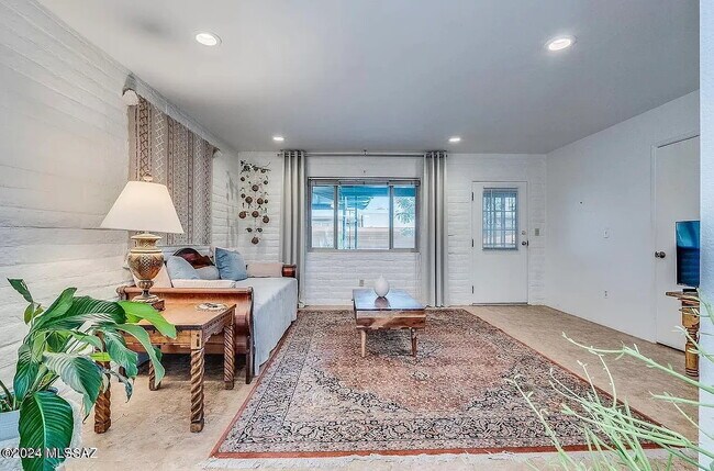 Foto del edificio - 3033 N Cherry Ave