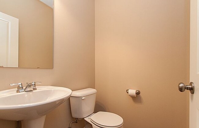 Building Photo - 402 Churchill Dr