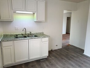 Building Photo - 2125 W Silver Spring Dr