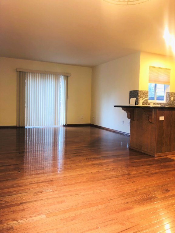 Building Photo - Townhome in Edmonds