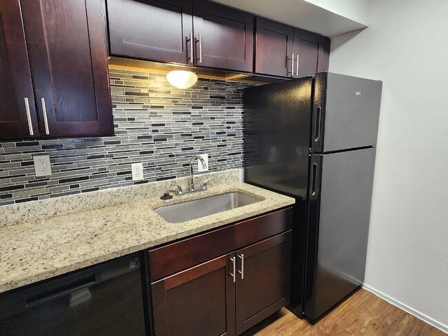 Foto del edificio - 13740 Montfort Dr