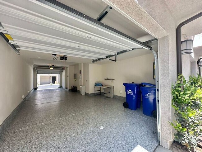 Foto del edificio - Modern 3BR Townhome in Ocean View Hills with Attached Garage & Open Floor Plan