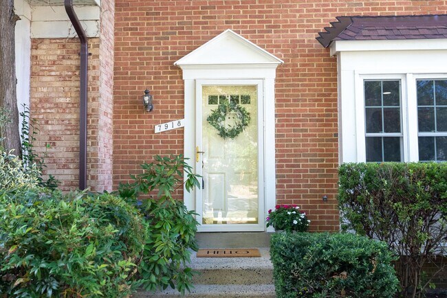 Foto del edificio - 7918 Pebble Brook Ct
