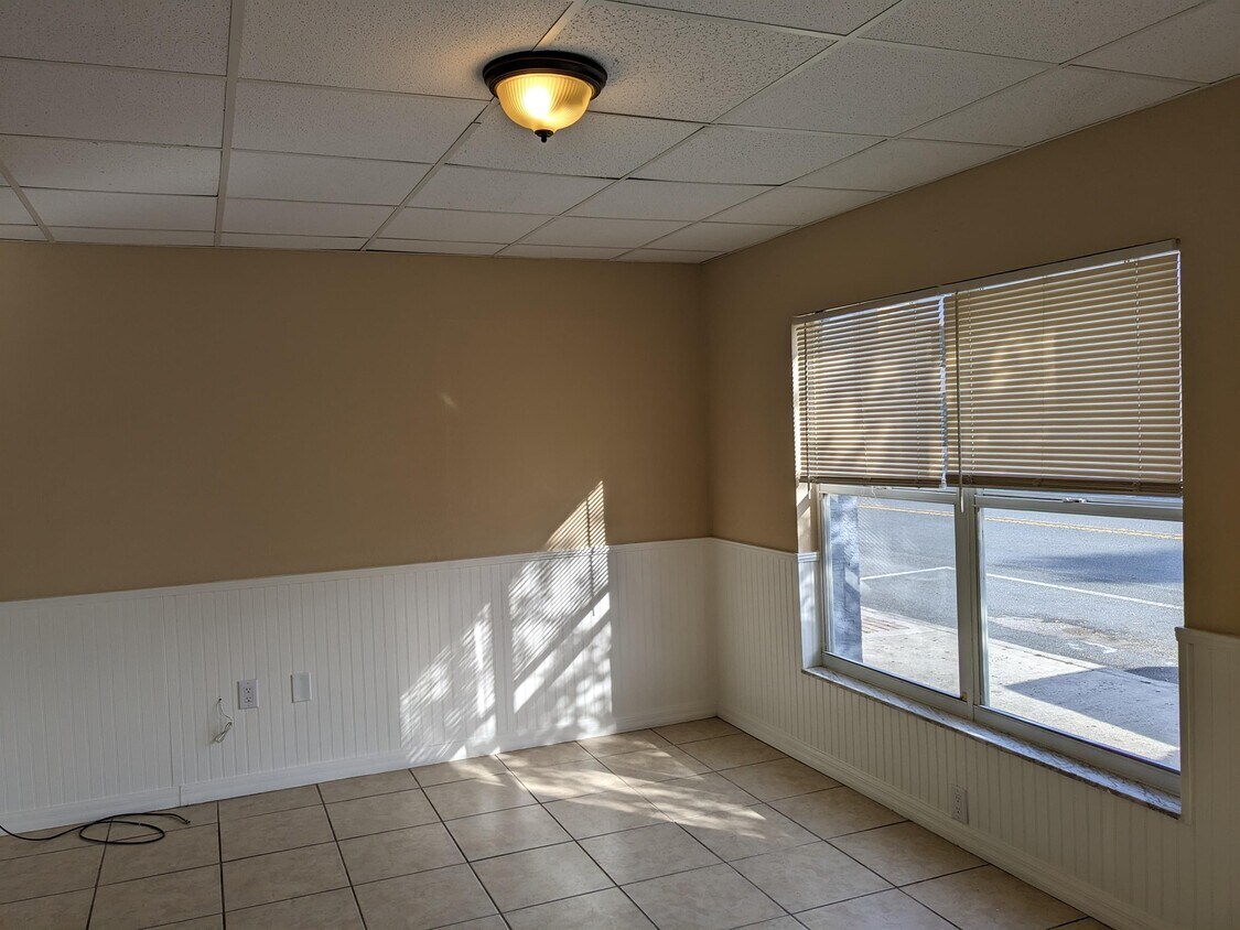 241 S Commerce Ave Unit 102, Sebring, FL 33870 Room for Rent in