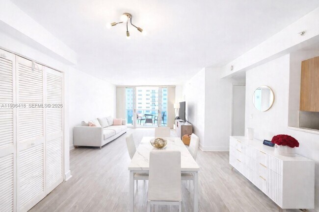 Foto del edificio - 7501 E Treasure Dr