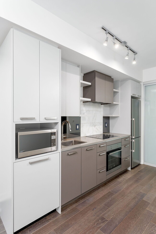 Building Photo - 1830 Bloor St W