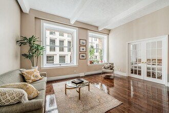 Building Photo - 204 Rue de l'Hôpital