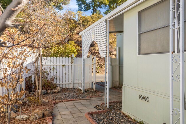 Building Photo - 55+ Senior Community~ 2 bed/2 bath with Am...