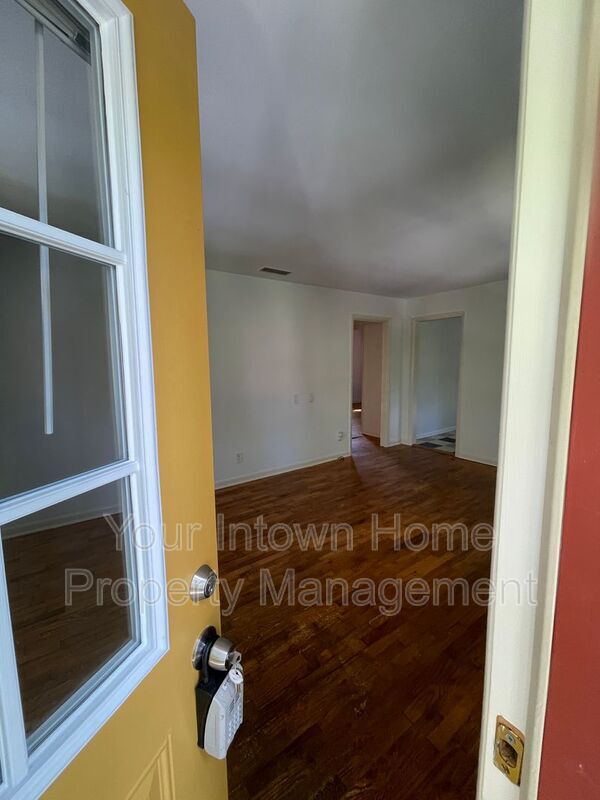 Building Photo - 824 San Antonio Dr NE