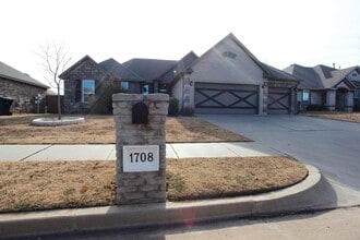 Building Photo - 1708 NW 163rd Cir