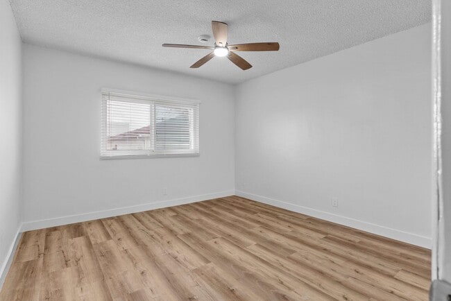 Building Photo - 112 E Buckthorn St
