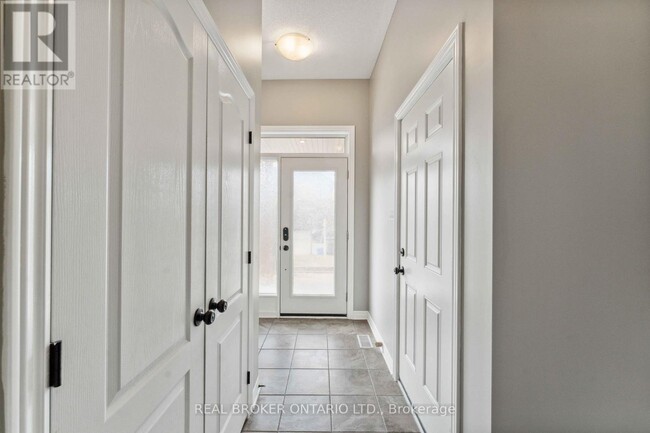 Photo du bâtiment - 985 Bunchberry Way