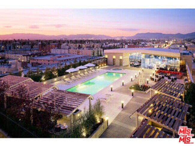 Foto del edificio - 3785 Wilshire Blvd