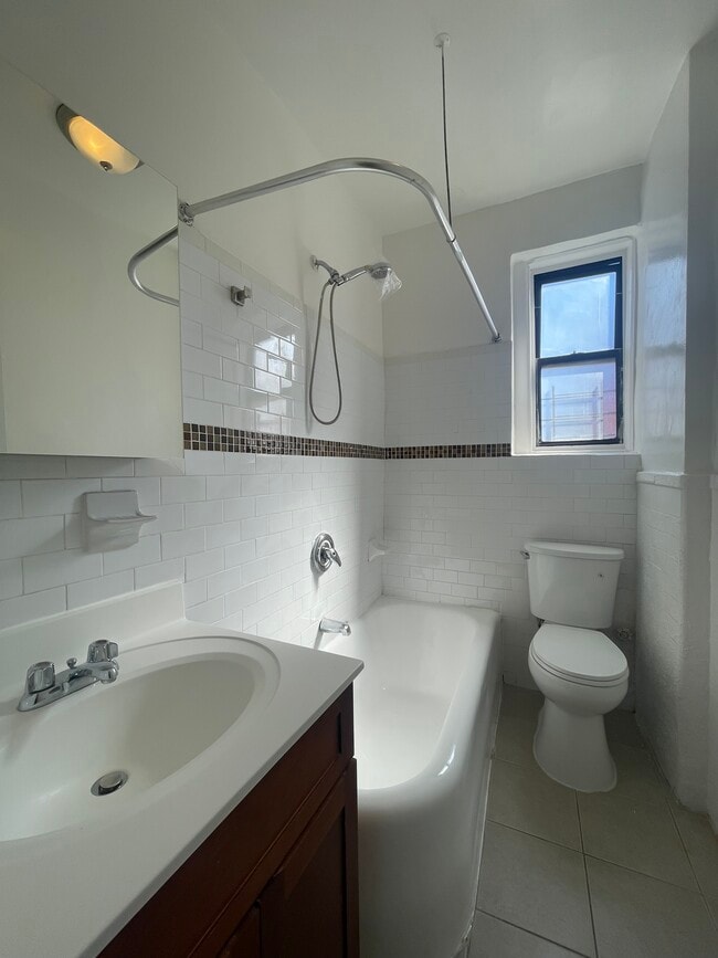 Foto del edificio - 341 E 240th St