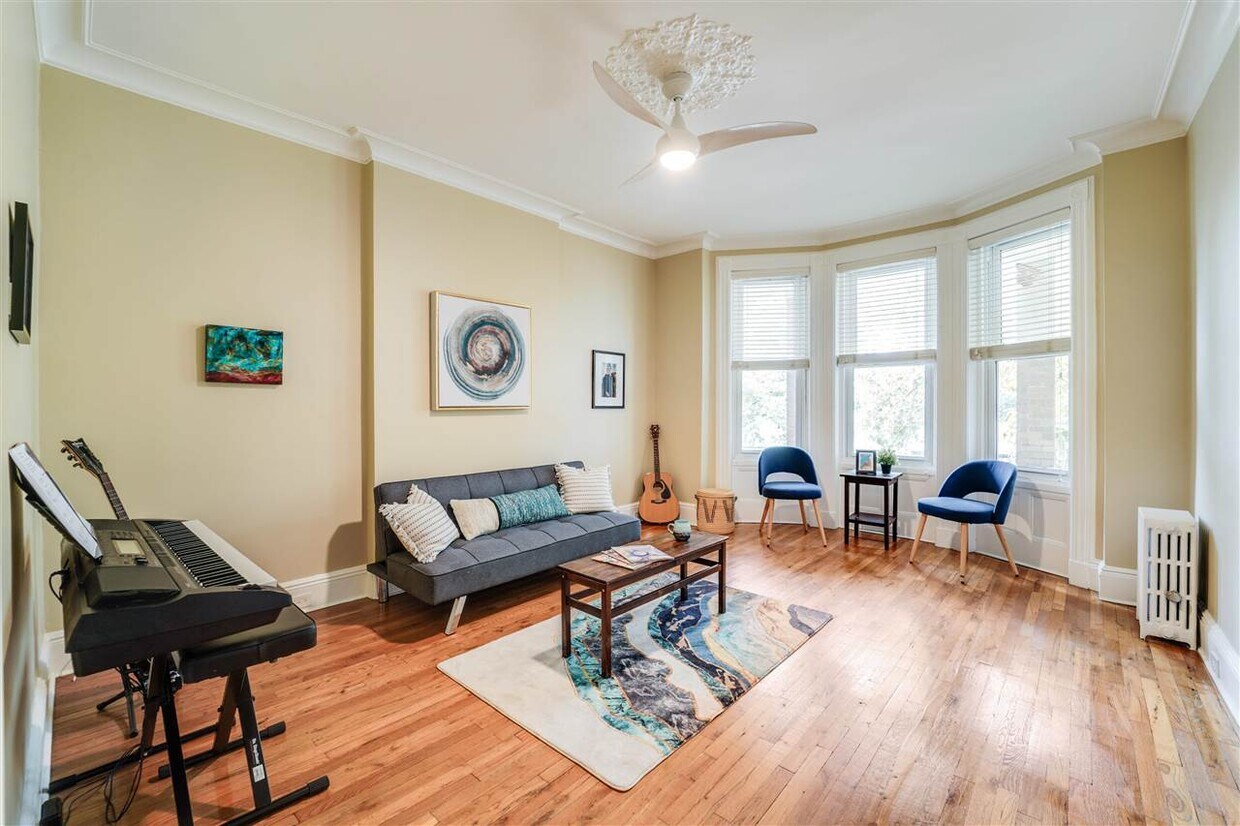 Primary Photo - 106 Manhattan Ave